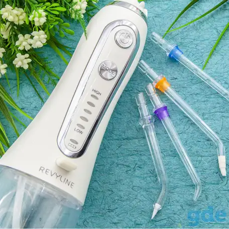 Ирригатор Revyline RL 450 в белом цвете в компактном корпусе, фотография 1