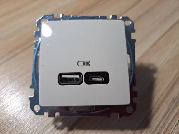 Розетка USB новая, Schneider, оригинал, фотография 1