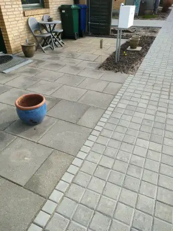 Рабочий на укладку тротуарной плитки в жилых районах и промзонах в ДАНИИ, фотография 3