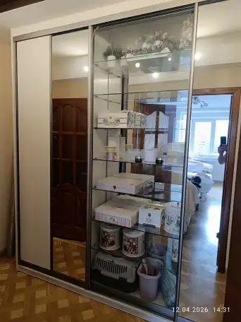Полки стеклянные 8х300х905 мм и креплением. Зеркало 915х1245 мм., фотография 5