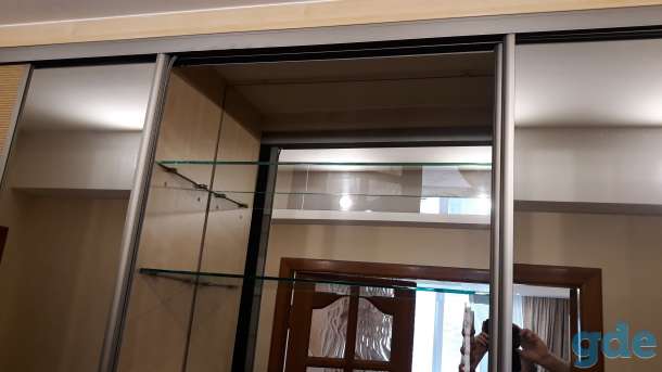 Полки стеклянные 8х300х905 мм и креплением. Зеркало 915х1245 мм., фотография 2