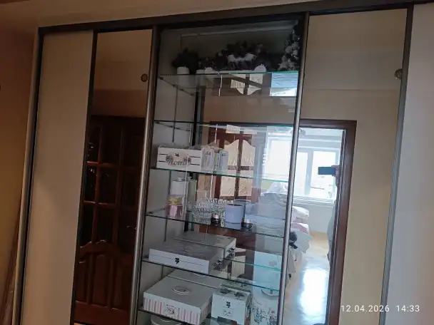 Полки стеклянные 8х300х905 мм и креплением. Зеркало 915х1245 мм., фотография 6