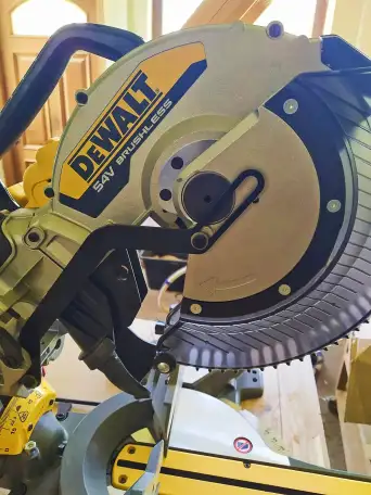 Торцовочная аккумуляторная пила DeWALT DCS781N., фотография 1