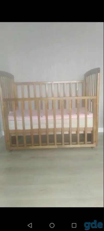 Продам детскую кроватку с маятником и двумя матрасами. 100р., фотография 2