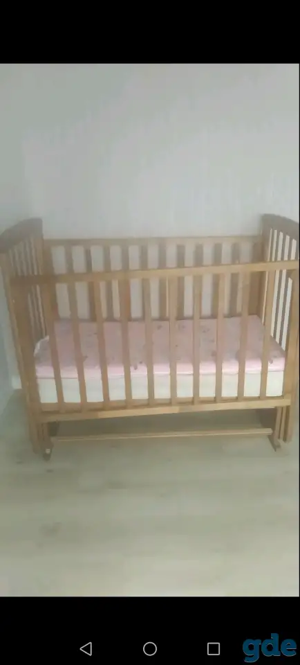 Продам детскую кроватку с маятником и двумя матрасами. 100р., фотография 1
