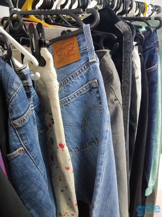 Магазин second hand. Напротив магазина 