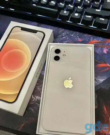 Apple iPhone 12 64GB (белый), фотография 1
