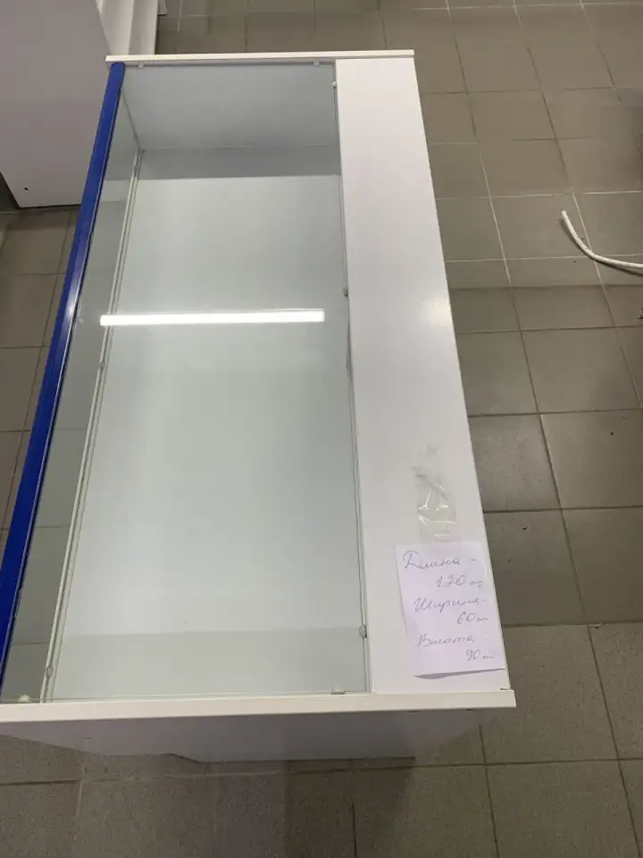 Стеклянные витрины, столы, металлические стеллажи, фотография 4