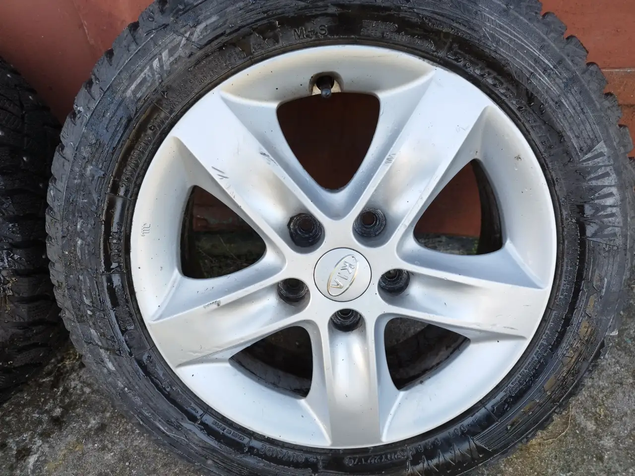 Диски с шипованой резиной. R16 205x65. Стояли на kia seed. Оригинал., фотография 3