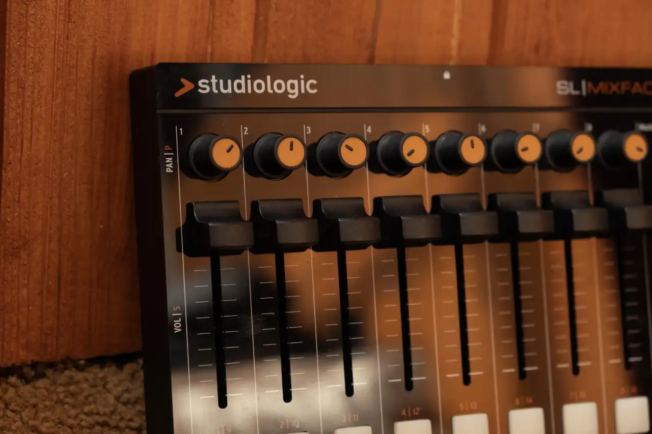 MIDI контроллер Studiologic SL Mixface, фотография 2