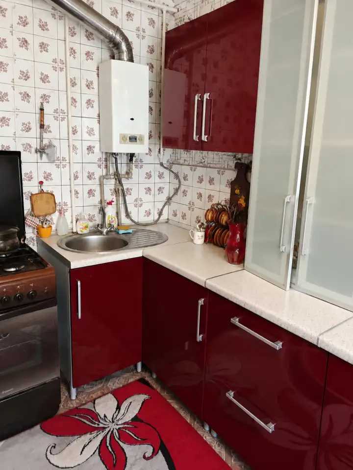 Кухня из акрила в цвете бургунди ( размеры 4 м на 1,1м), фотография 1