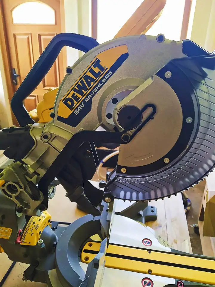 Торцовочная аккумуляторная пила DeWALT DCS781N., фотография 4