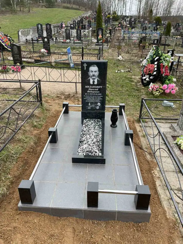Памятники из чёрного и цветного гранита.Благоустройство, фотография 2