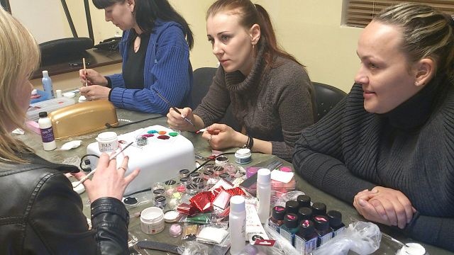 Дизайн ногтей. Мастер классы в школе маникюра 