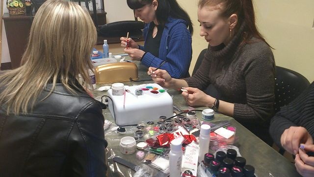 Дизайн ногтей. Мастер классы в школе маникюра 