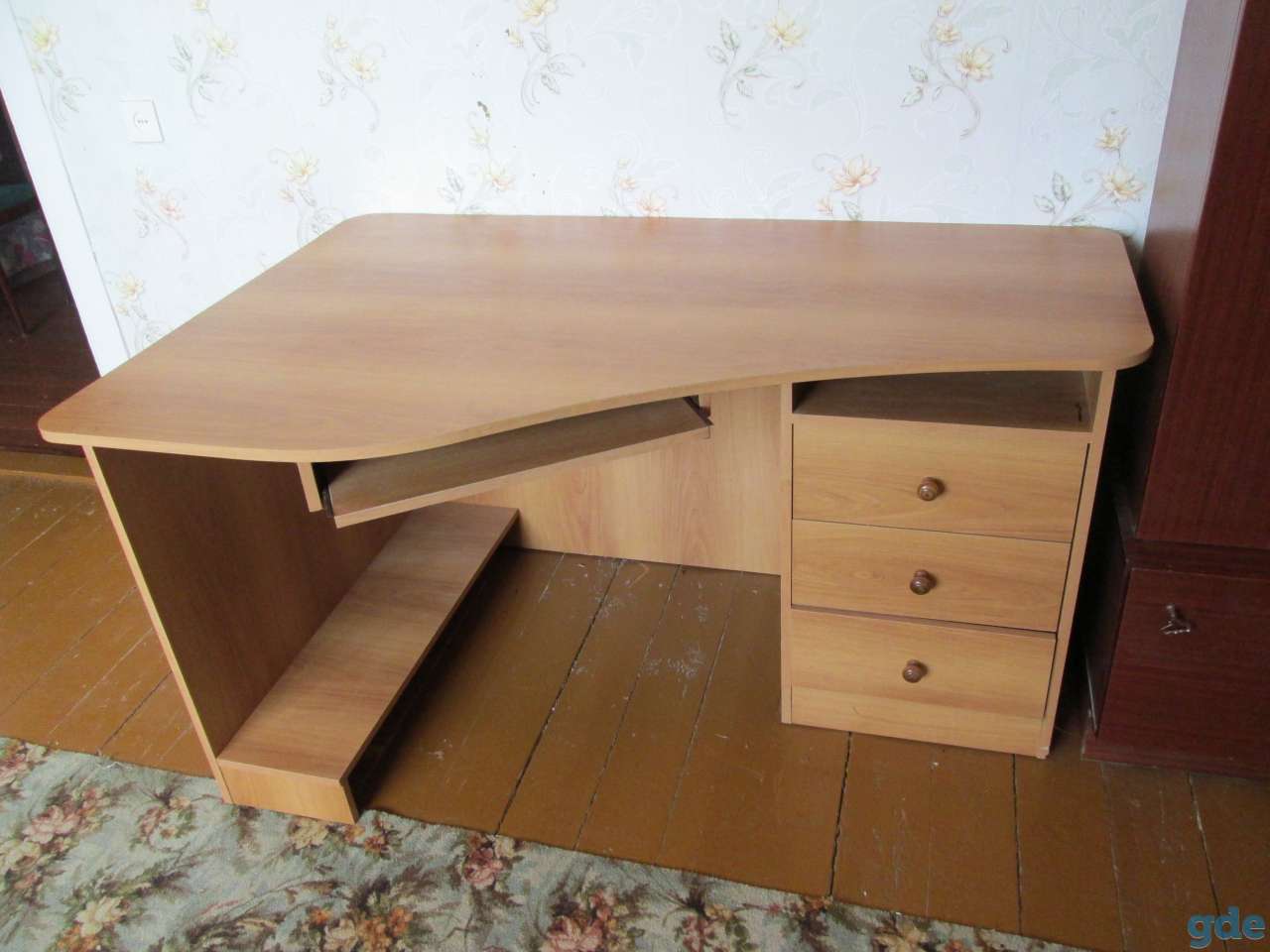 СРОЧНО ПРОДАМ компьютерный стол, фотография 1
