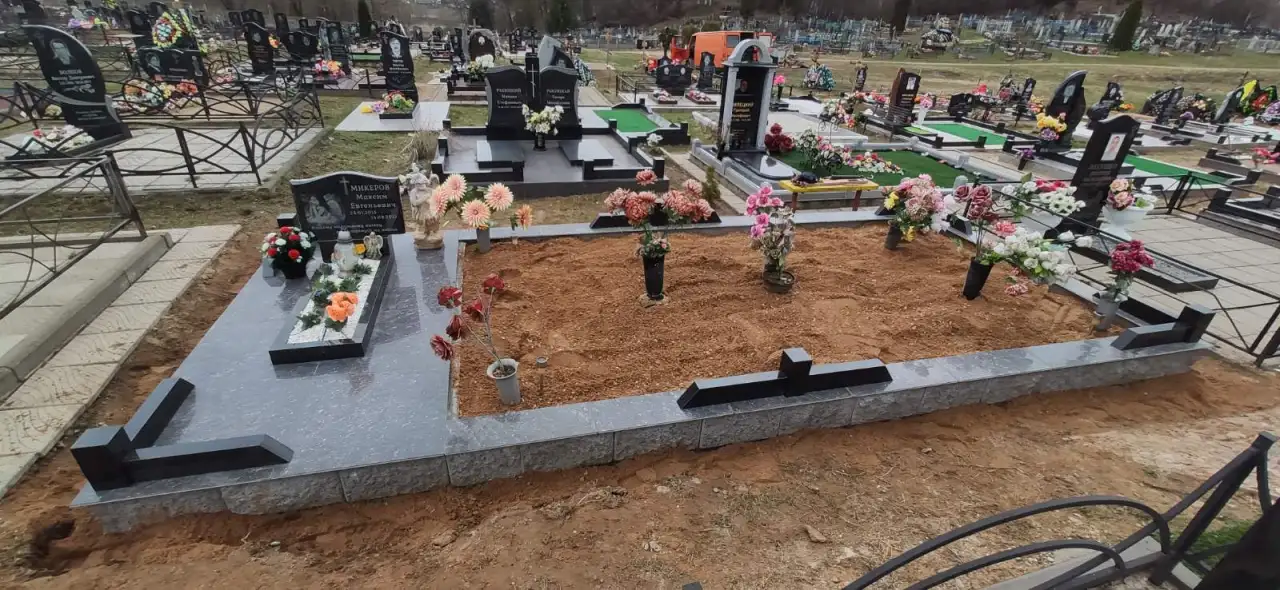 Памятники из чёрного и цветного гранита.Благоустройство, фотография 1