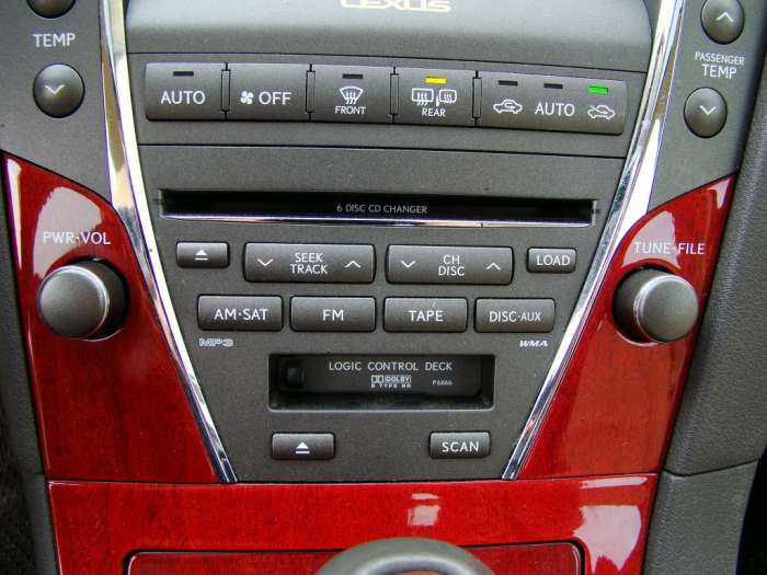 Ухоженный Lexus ES 350 салон с белой кожей, фотография 5