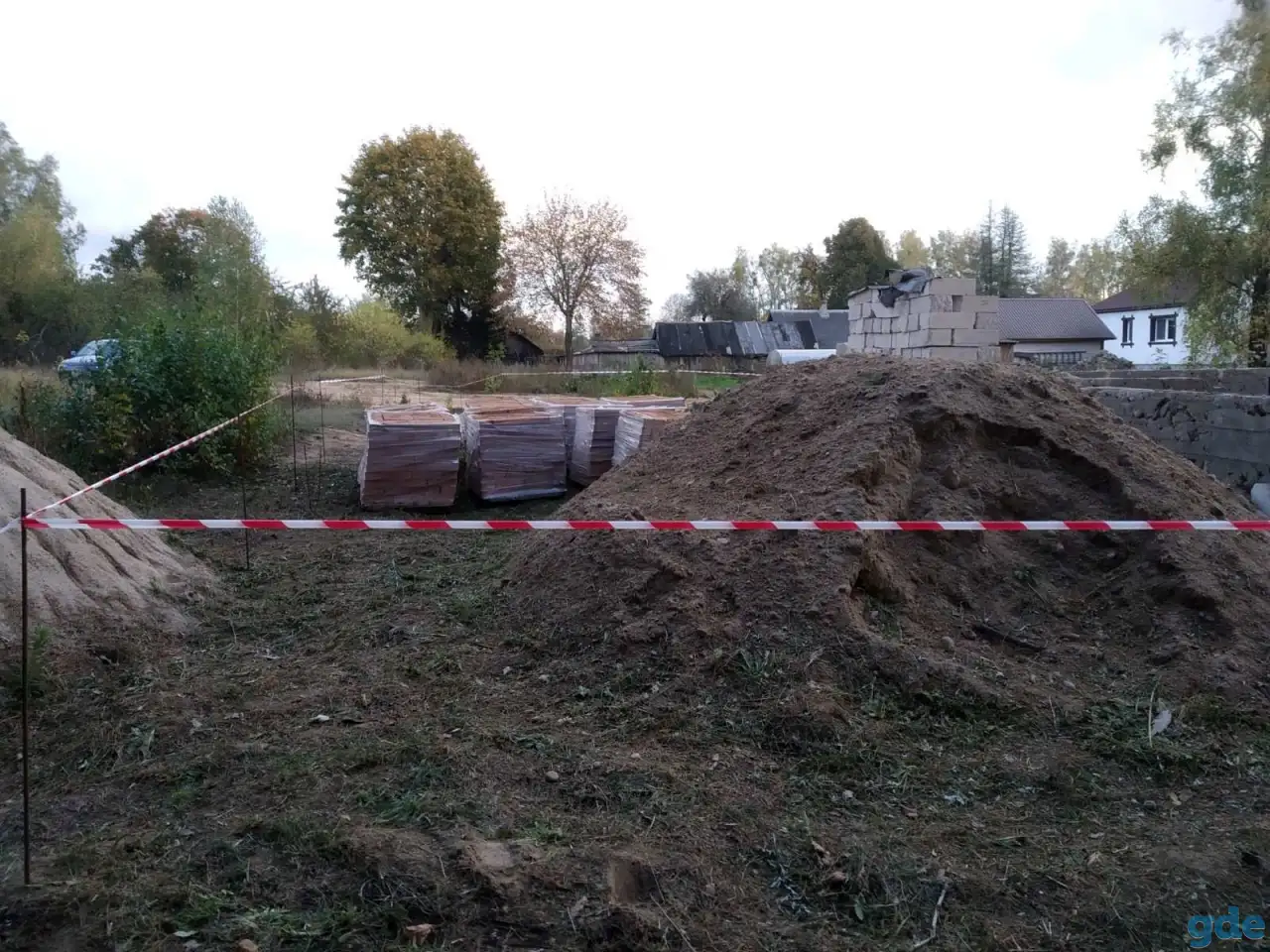 родам в Поречье распланированный  участок с электричеством на 220/380 10кВ и с скважиной.на участке имеется старый фунда, фотография 1
