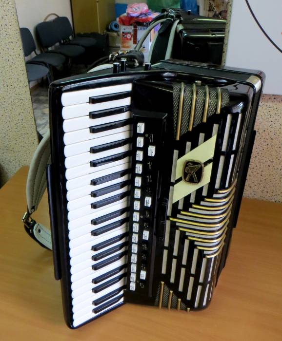Аккордеон HOHNER Imperator 5s - пятиголосный, готово-выборный инструмент., фотография 3