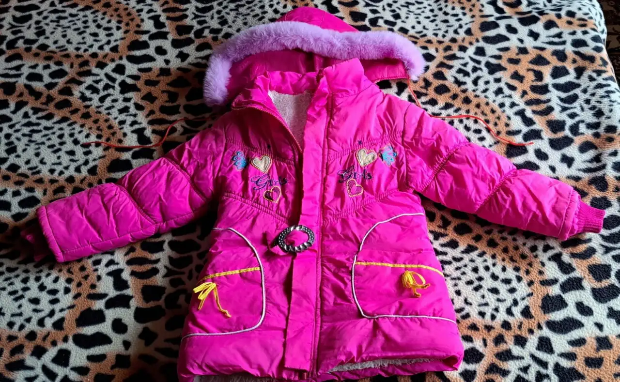 Куртка розовая с мехом на 4-6лет с капюшоном, б.у, фотография 2
