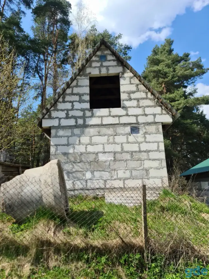 Продается дом 6*8 м (31.5 м2) с большим гаражем и с недостроенной двухэтажной баней в а.г. Жировичи около леса. Участок, фотография 1