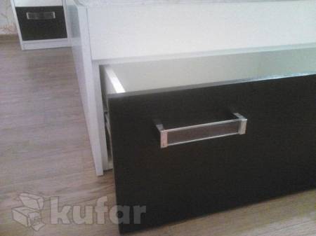 Большая кровать с прикроватными тумбами, фотография 3