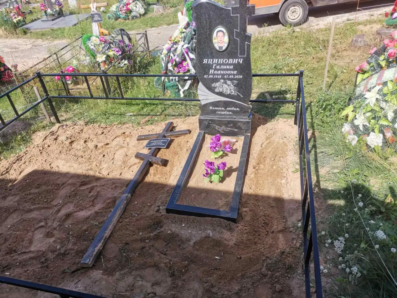 Памятники из чёрного и цветного гранита.Благоустройство, фотография 15