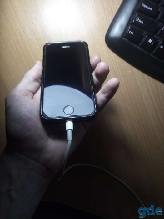 Продам iPhone 5s Состояние 7/10. Комплект кабель, кубик, коробка, Есть потёртости, они на фото. Экран оригинал. Без пяте, фотография 5