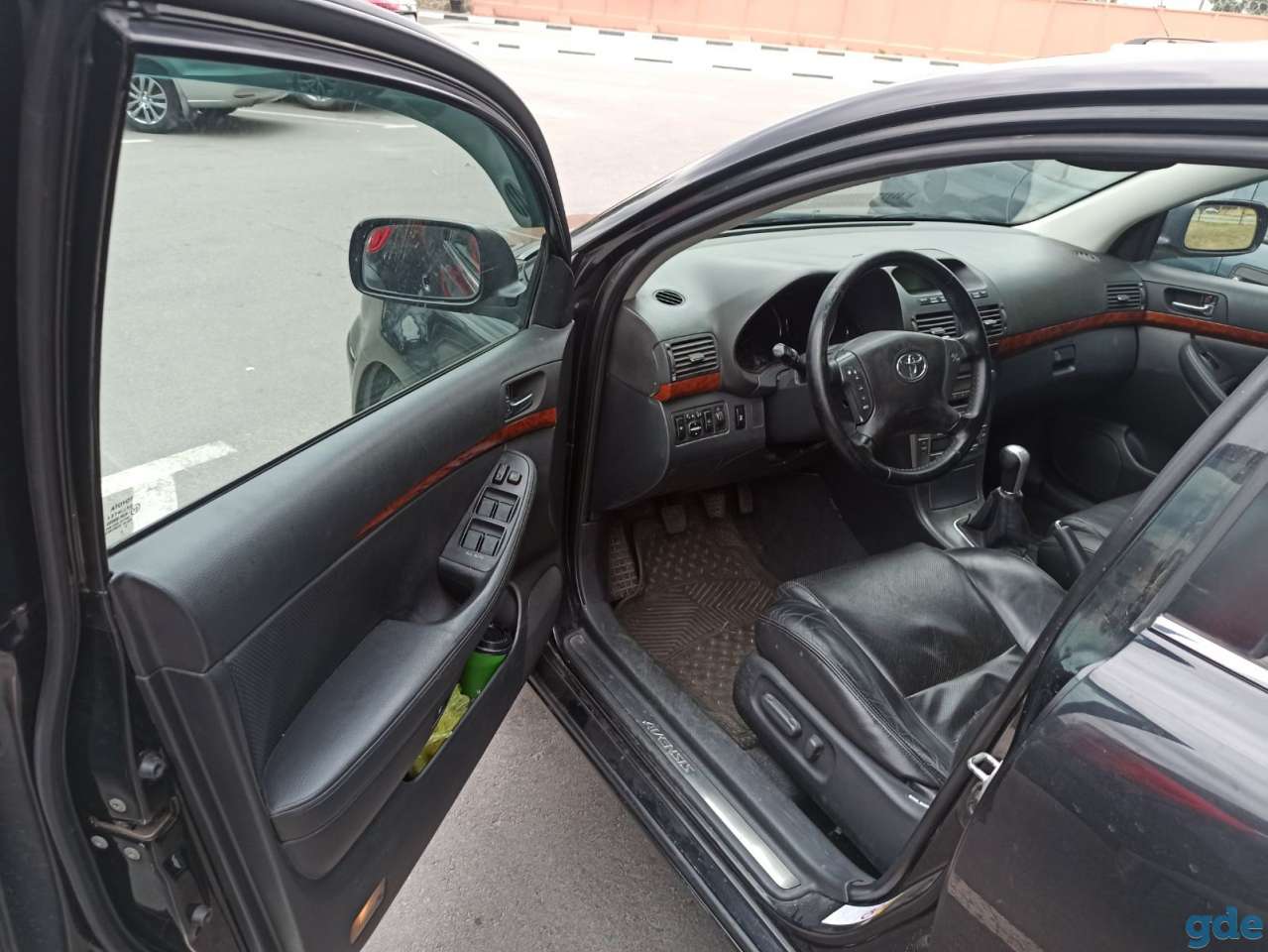 Машина Toyota Avensis, фотография 2