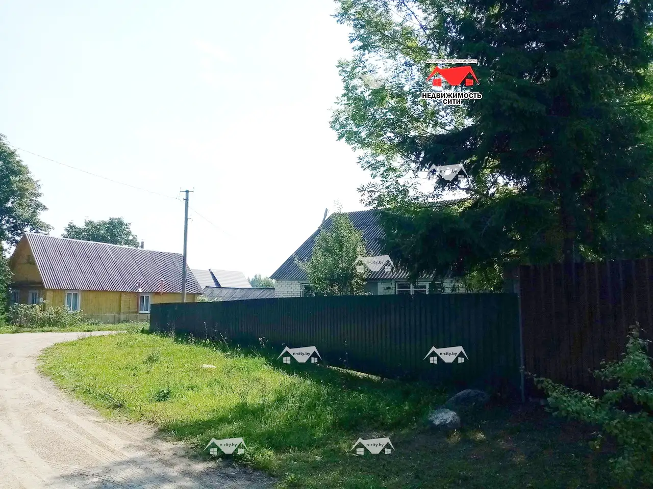 Здание магазина рядом сразу с двумя озерами - Нарочь и Мястро, фотография 2