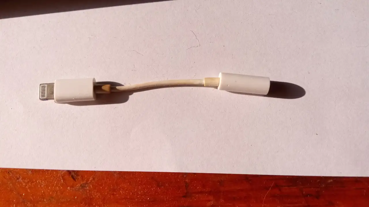 Адаптер Apple Lightning - Jack 3.5 мм, фотография 1
