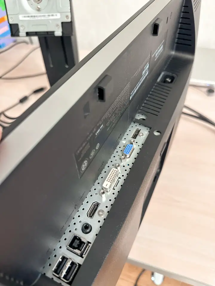 Монитор компьютерный DELL U2713HM, 2560x1440, IPS 27, фотография 8
