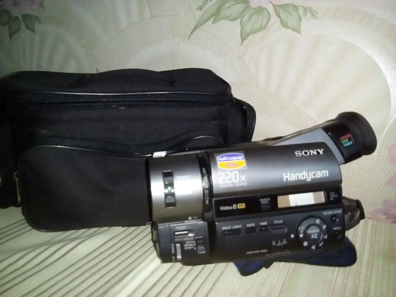 продам видеокамеру  SONY CCD-TR512E, фотография 1