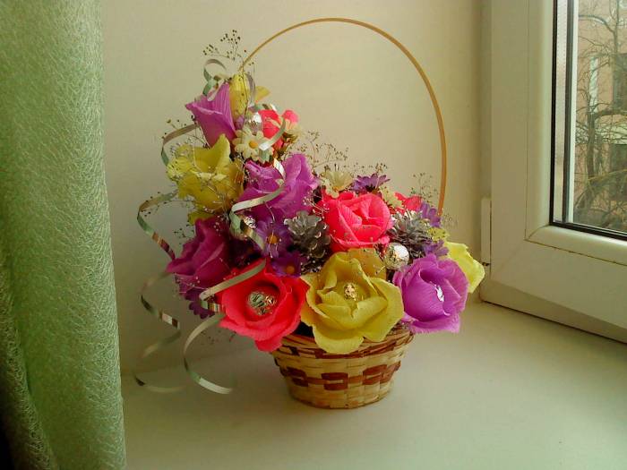 КОРЗИНКИ ИЗ ЦВЕТОВ С КОНФЕТАМИ., фотография 4