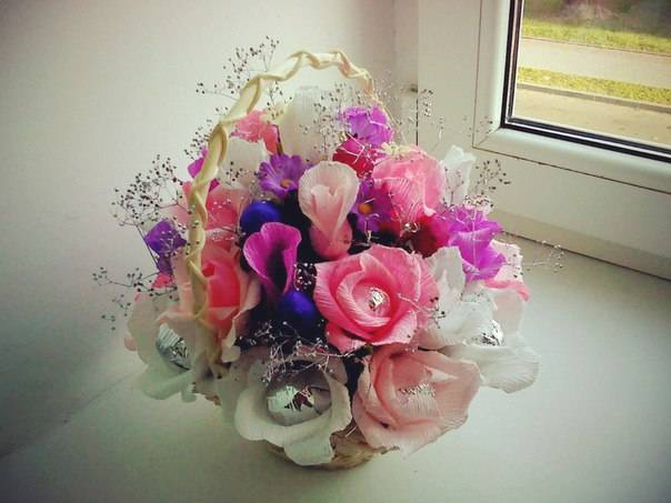 КОРЗИНКИ ИЗ ЦВЕТОВ С КОНФЕТАМИ., фотография 3