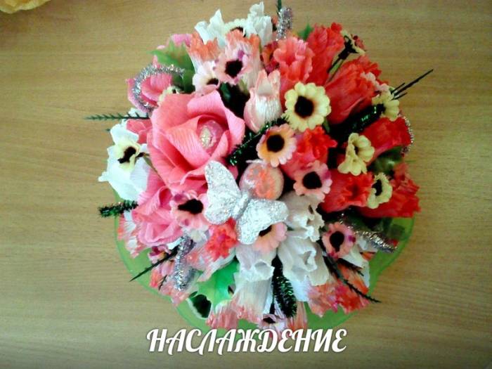 Корзинки из цветов с конфетами., фотография 5