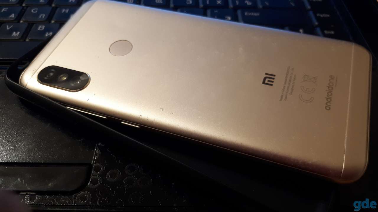 Xiaomi Mi 2 Lite 5.84 332 красный global version с чехлом., фотография 5
