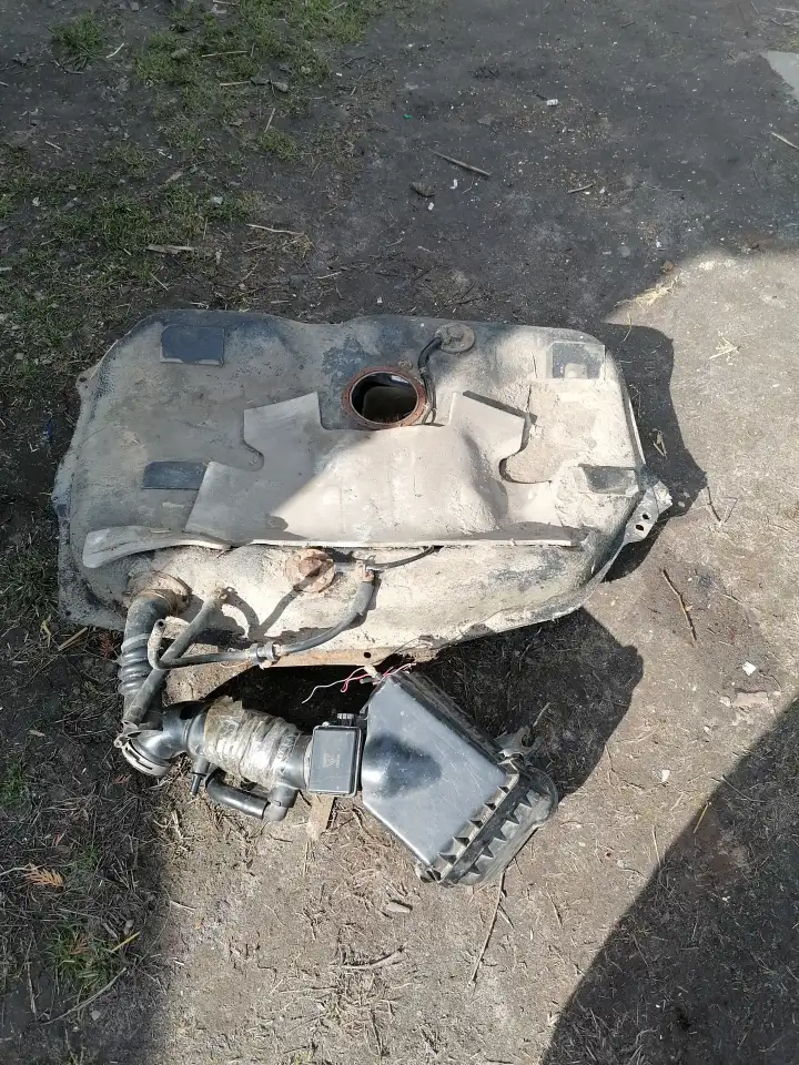 Запчасти на Mazda 323 BA, фотография 1