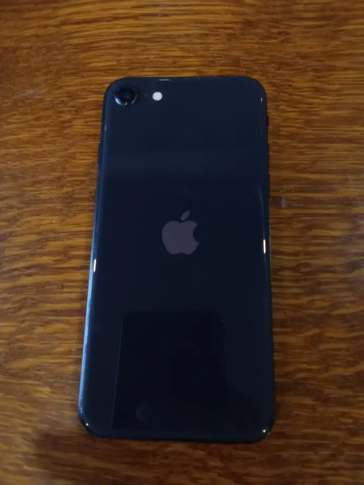 iPhone SE 2020 в хорошем состоянии но есть микра царапины, фотография 2