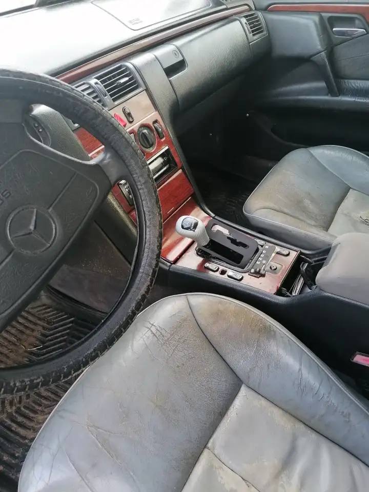 Авто после аварии Mercedes-Benz E-Class, фотография 14