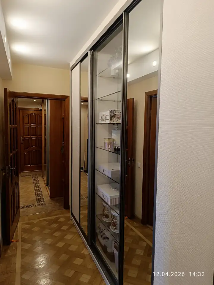 Полки стеклянные 8х300х905 мм и креплением. Зеркало 915х1245 мм., фотография 4