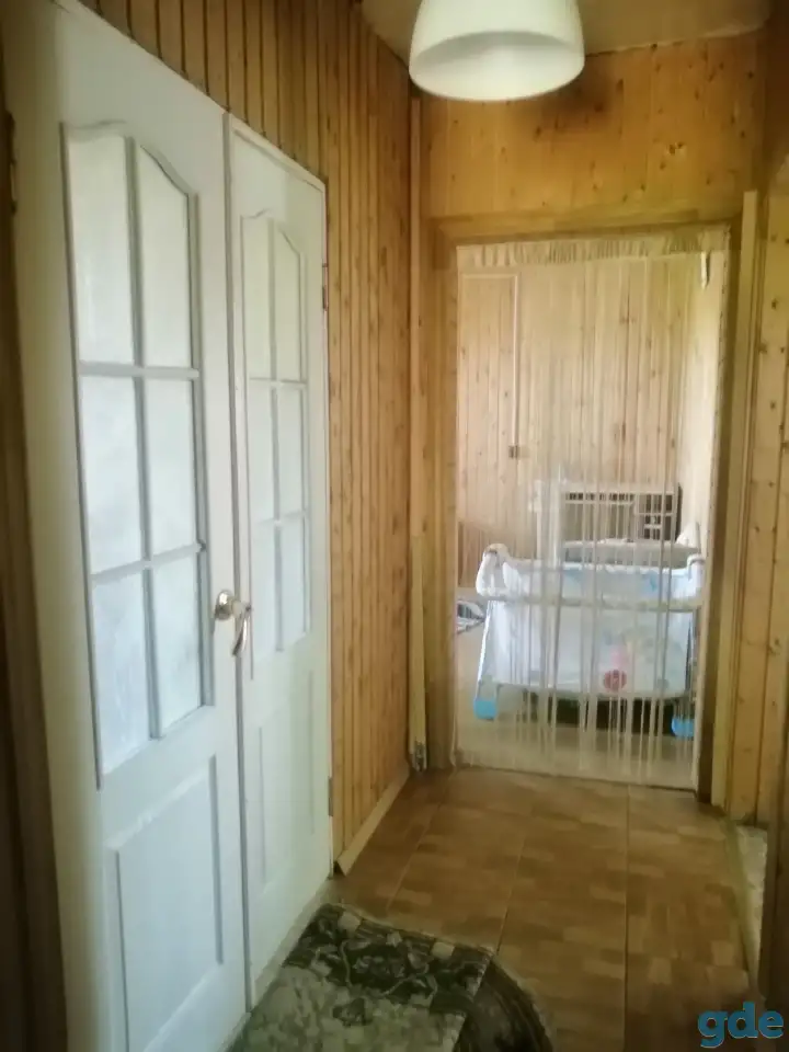Пол дома,соседи изолированны не слышно,не видно,стены толстые красный кирпич,напротив озеро, фотография 1