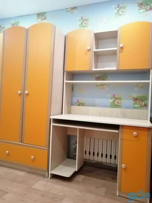 Продам набор корпусной мебели для детской комнаты. Тахту. Шторы и тюль. Компьютерный угловой стол., фотография 3