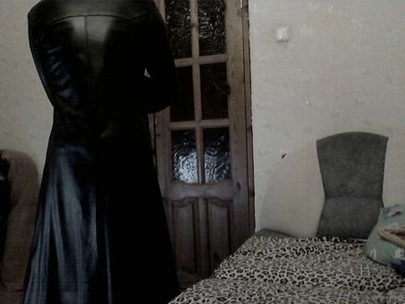 стильный кожаный плащ, фотография 2