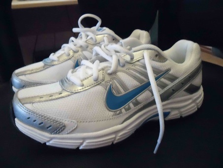 Продам кроссовки мужские NIKE размер 42 оригинальный и кроссовки женские NIKE размер 37. , фотография 1