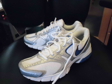 Продам кроссовки мужские NIKE размер 42 оригинальный и кроссовки женские NIKE размер 37. , фотография 2