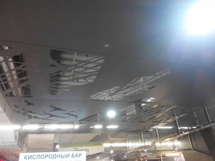 Металлический подвесной потолок из фрезерованных панелей, фотография 1