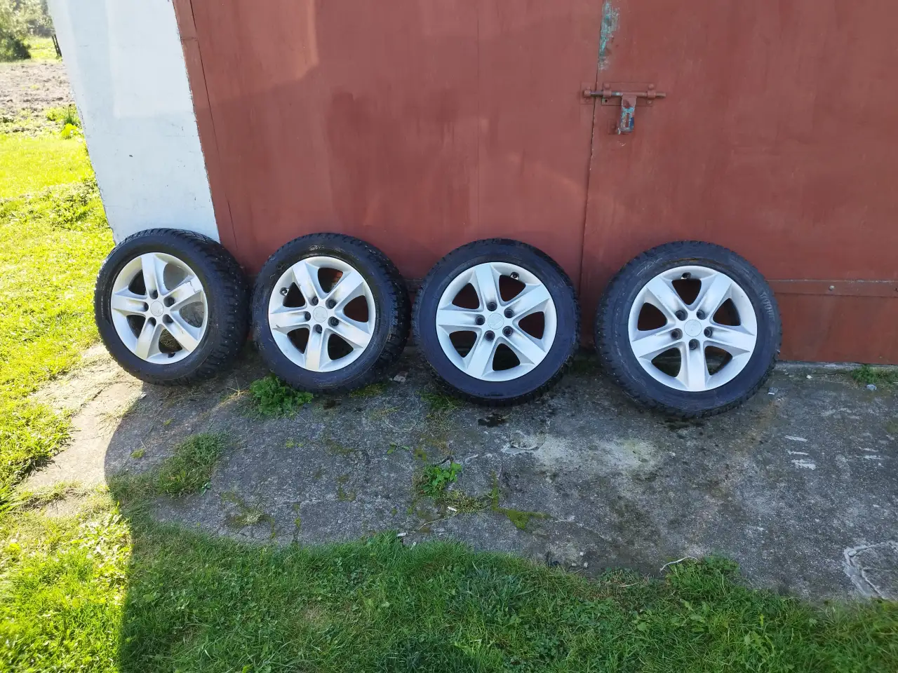 Диски с шипованой резиной. R16 205x65. Стояли на kia seed. Оригинал., фотография 1