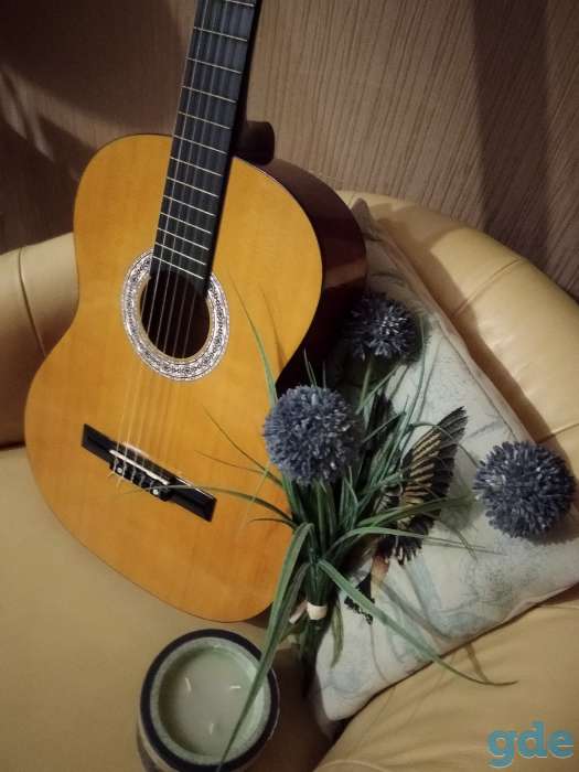 Классическая гитара с чехлом, фотография 1